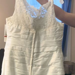 Wedding dress with vial